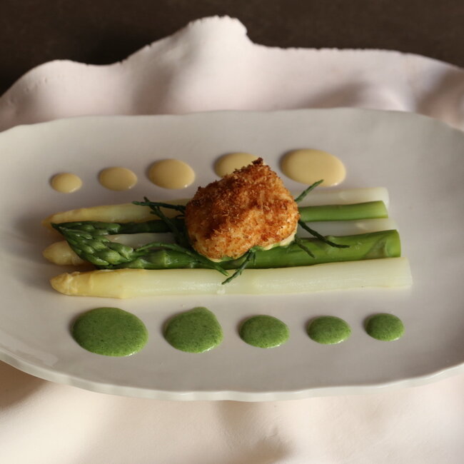 Assiette ovale contemporaine en porcelaine "Feuillette"