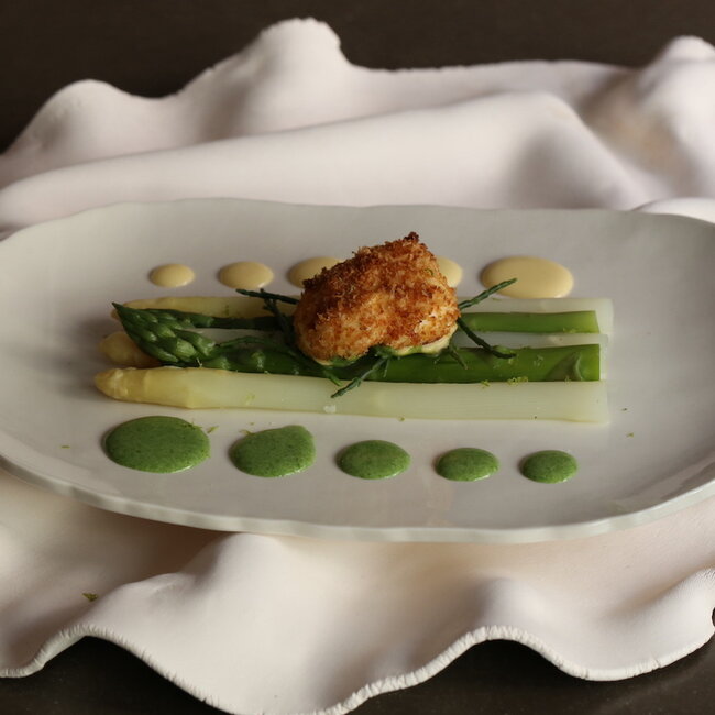 Assiette ovale contemporaine en porcelaine "Feuillette"