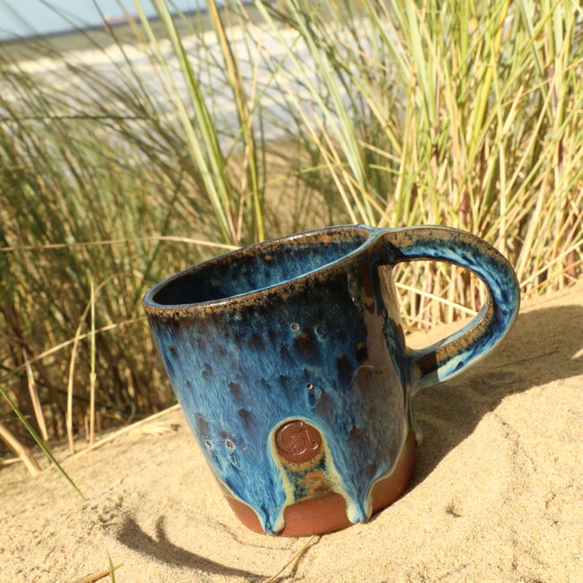 Hedendaagse, handgemaakte keramische mok of tas met oor van het servies en de collectie “Beach"