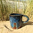 Hedendaagse, handgemaakte keramische mok of tas met oor van het servies en de collectie “Beach"