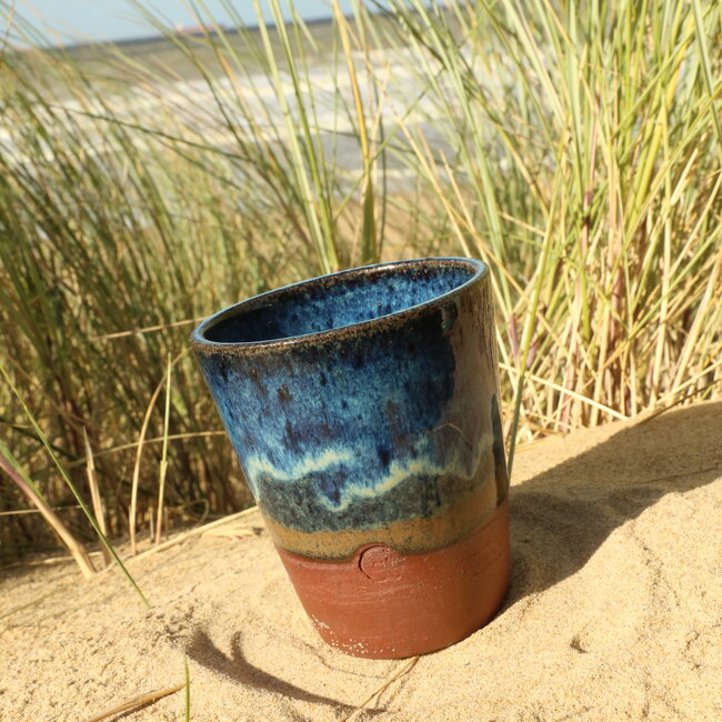 Hedendaagse, handgemaakte keramische Theetas of Waterbeker van het servies en de collectie “Beach"
