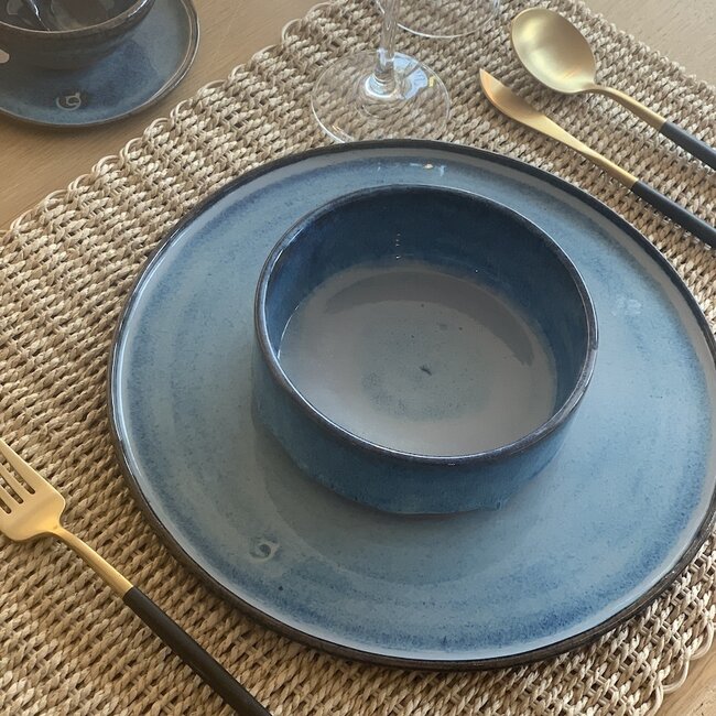 With the turntable handmade plate of Belgien clay with a beautiful Floating blue high-firing glaze.