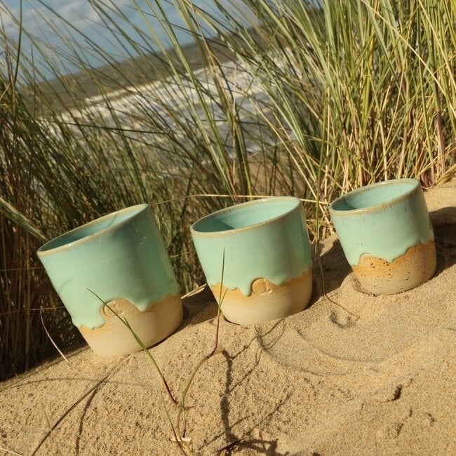 Tasse contemporain en céramique fait main du service et de la collection "Lagune"