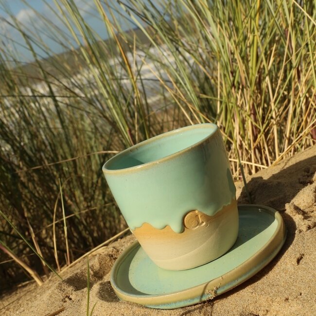 With the turntable handmade plate with naturelle clay and a beautiful green high firing glaze.
