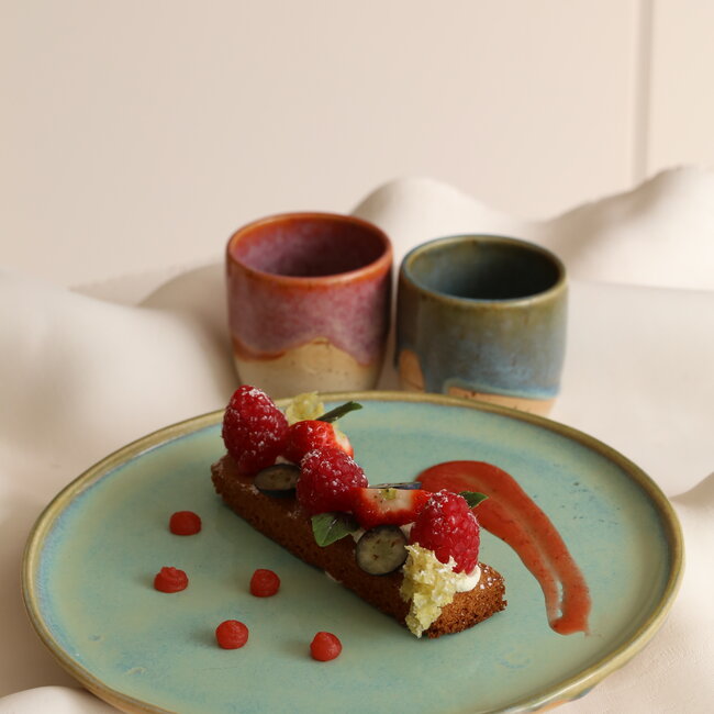 With the turntable handmade plate with naturelle clay and a beautiful green high firing glaze.