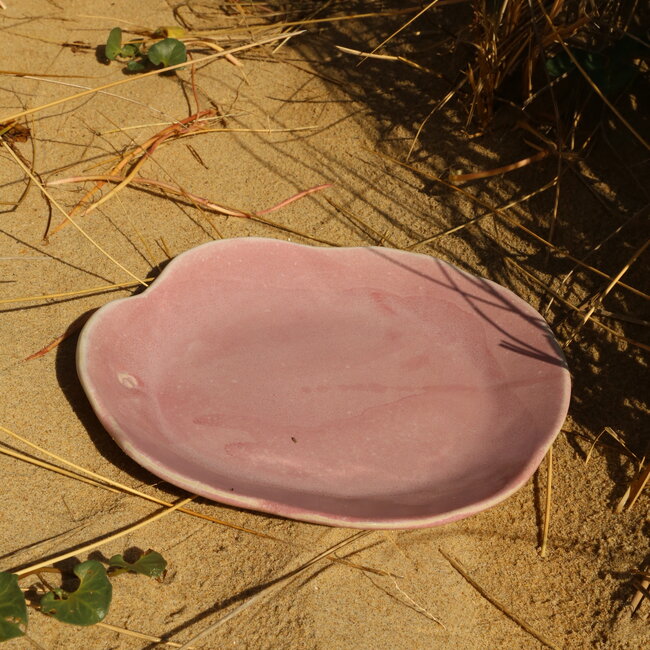 Handmade ceramic plate Amandine in shell shape and glazes pink of the "Chefs Artisann i-lign" for contemporary use as well as for catering.