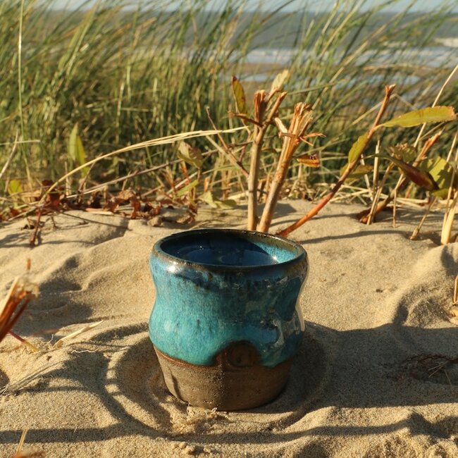 Tasse ondulée en céramique faite à la main « Léonore » pour notre service à café "Turquoise"
