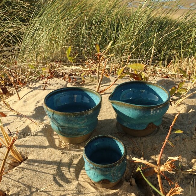 Golvende, handgemaakte keramische tas “Léonore” van ons koffieservies "Turquoise"