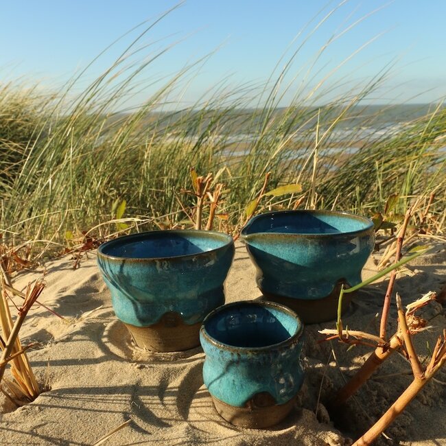 Golvende, handgemaakte keramische tas “Léonore” van ons koffieservies "Turquoise"