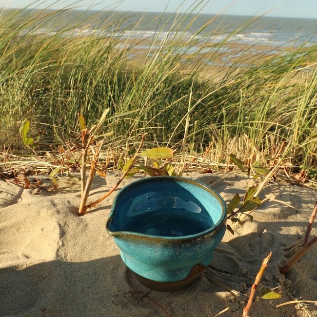 Handmade Matcha can, bowl with spout with a turntable to make your tea experience unique.