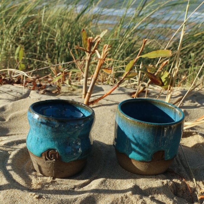 Tasse ondulée en céramique faite à la main « Léonore » pour notre service à café "Turquoise"