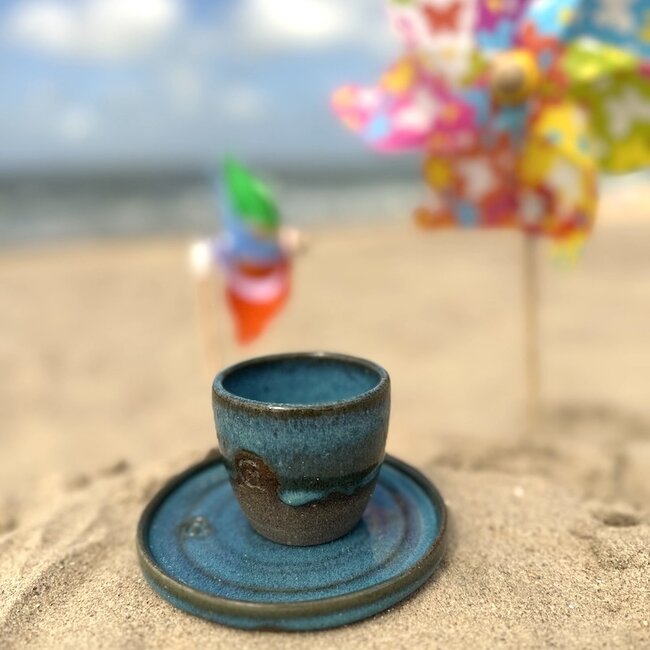 Tasse contemporain en céramique fait main du service et de la collection "Italien Turquoise "