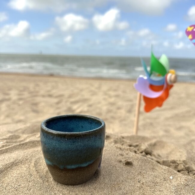 Tasse contemporain en céramique fait main du service et de la collection "Italien Turquoise "