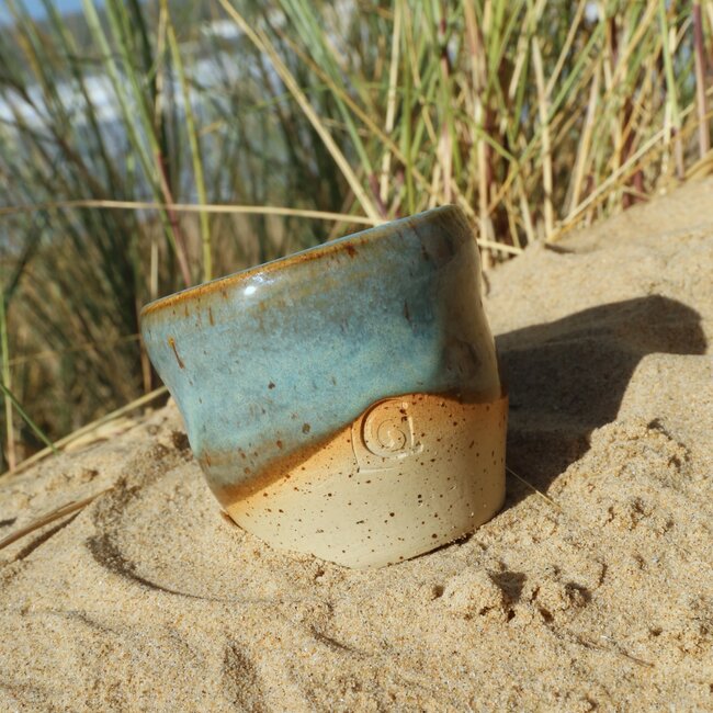 Tasse ondulée en céramique faite à la main « Léonore » pour notre service à café "Menthe"