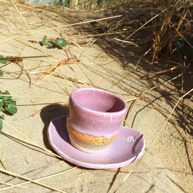 Handmade ceramic plate Amandine in shell shape and glazes pink of the "Chefs Artisann i-lign" for contemporary use as well as for catering.