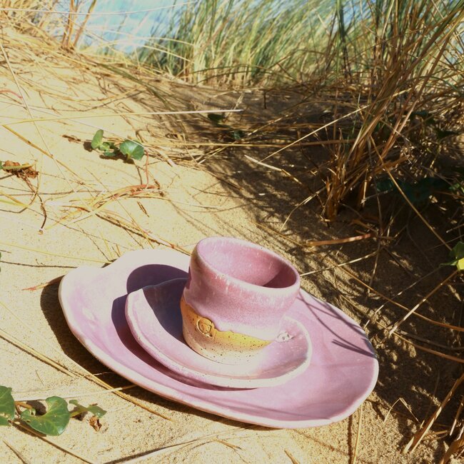 Golvende, handgemaakte keramische tas “Léonore” van ons koffieservies "Roos"