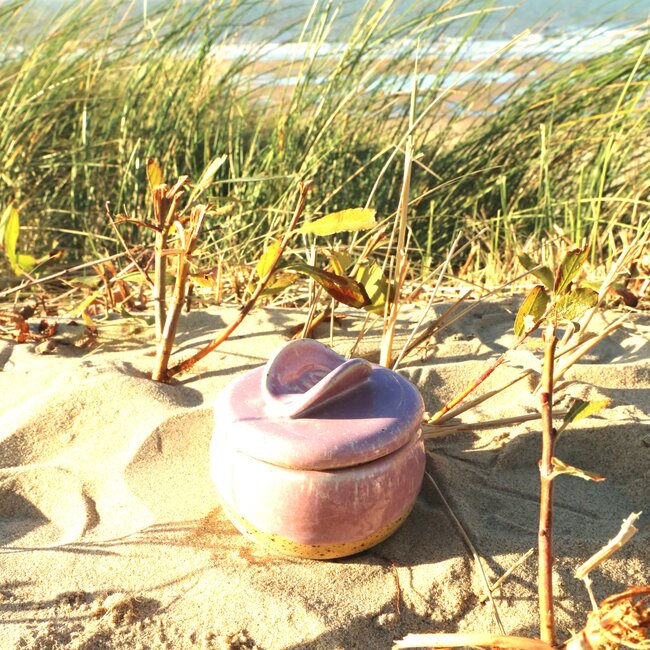 Sucrier "Rose" fait à la main en argile pyerite avec un couvercle Artisann au design unique