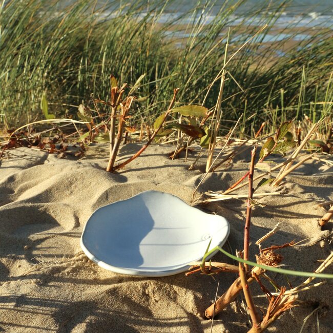 Schaaltje "White Spots" gebruikt voor hapjes maar ook zeer leuk voor als schoteltje van een koffietas of mok.