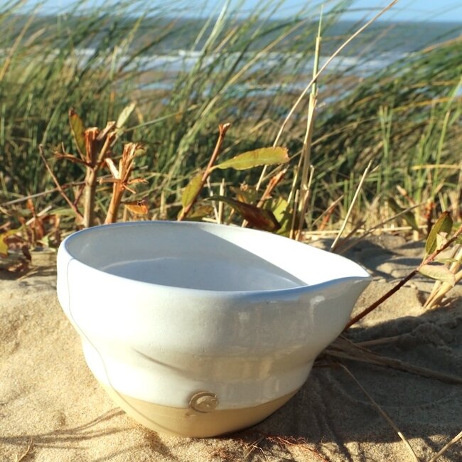 Keramisch handgemaakte matcha kom met tuit, White