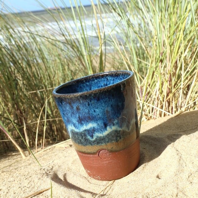 Tasse de thé ou d’eau  contemporain en céramique fait main du service et de la collection "Beach"