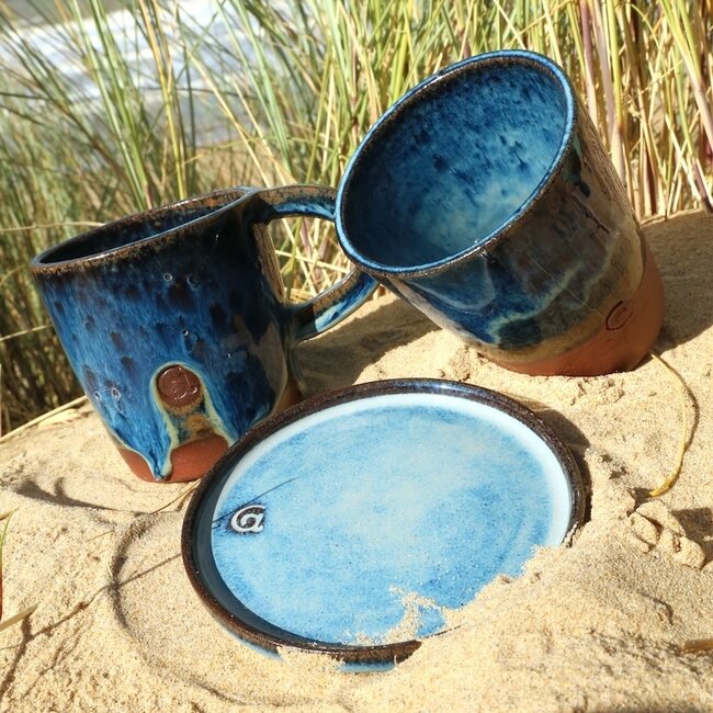 Hedendaagse, handgemaakte keramische Theetas of Waterbeker van het servies en de collectie “Beach"