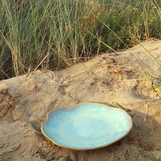 Handmade ceramic plate Amandine in shell shape and lagune glazes of the "Chefs Artisann i-lign" for contemporary use as well as for catering.