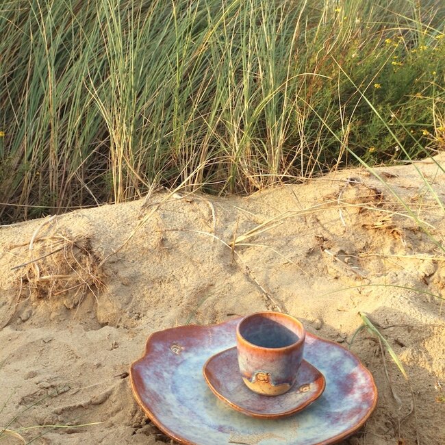 Assiette en céramique Amandine faite à la main en forme de coquillage en émaille sunrise de "Chefs Artisann i-lign"