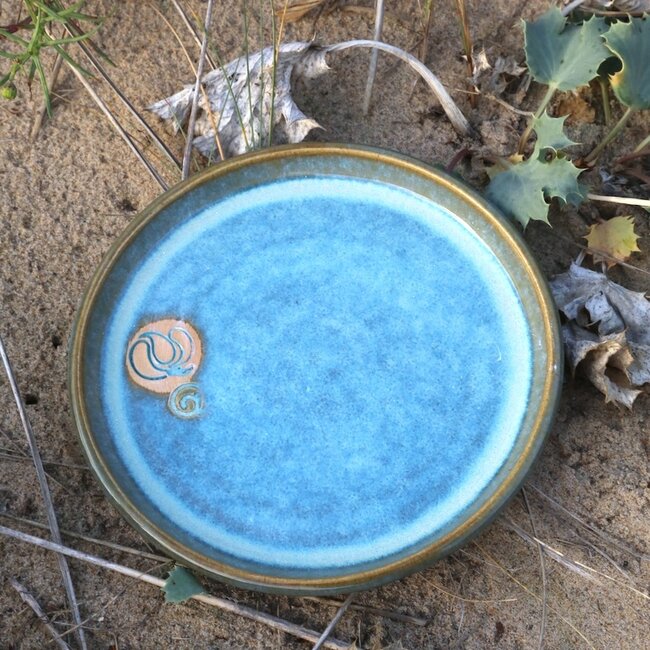 Assiette en céramique artisanale avec tampon