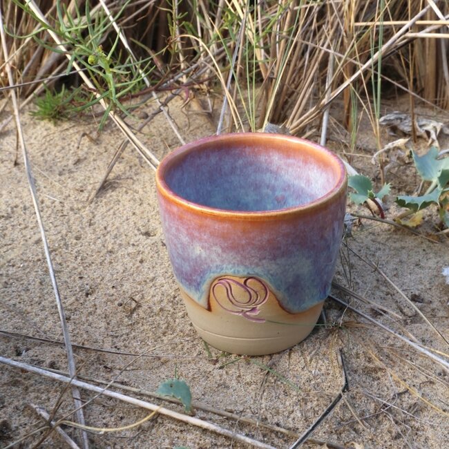 La personnalisation d'une tasse, ceramique  avec un tampon de votre logo, nom, mot est faite à la main dans le style ARTISANN.