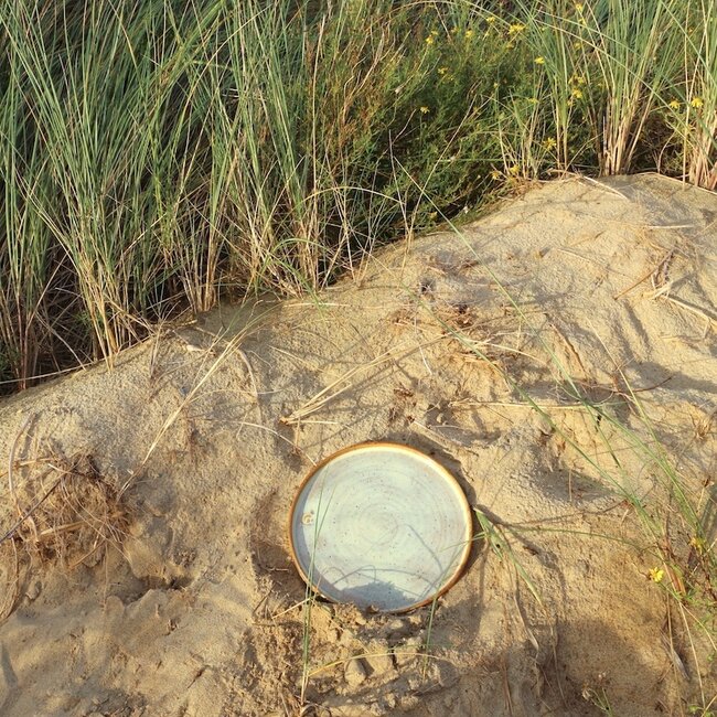 Met de draaischijf handgemaakt bord van gespikkelde Pyerite klei met een mooie subtiel mosterd hoogbakkende glazuur.