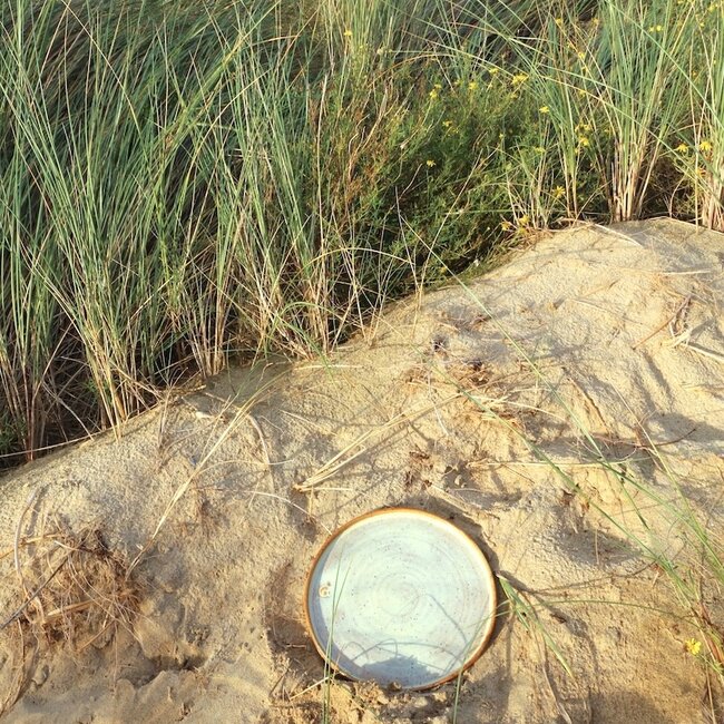 Met de draaischijf handgemaakt bord van gespikkelde Pyerite klei met een mooie subtiel mosterd hoogbakkende glazuur.