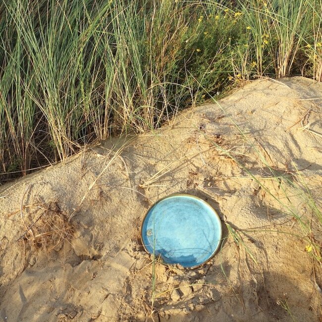 Met de draaischijf handgemaakt bord van gespikkelde Pyerite klei met een mooie subtiel munt hoogbakkende glazuur.