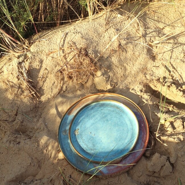 L’assiette fait avec les mains en argile Pyerite mouchetée et son magnifique glaçage à feu floating menthe.