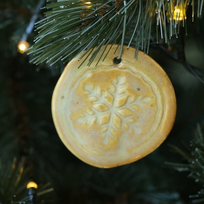 Handgemaakt Kerstbal in porselein afgewerkt met een ster, popje of kerstboom