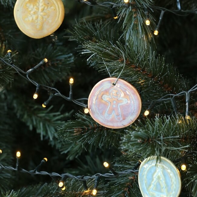 Handgemaakt Kerstbal in porselein afgewerkt met een ster, popje of kerstboom