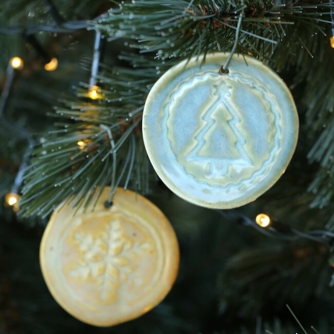 Boule de Noël artisanale en porcelaine, décorée d'une étoile, d'une poupée ou d'un sapin de Noël