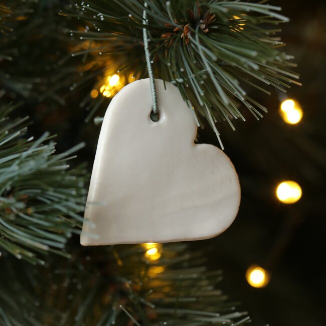 Cœur blanc ou rouge en porcelaine fait main, geste d'amour
