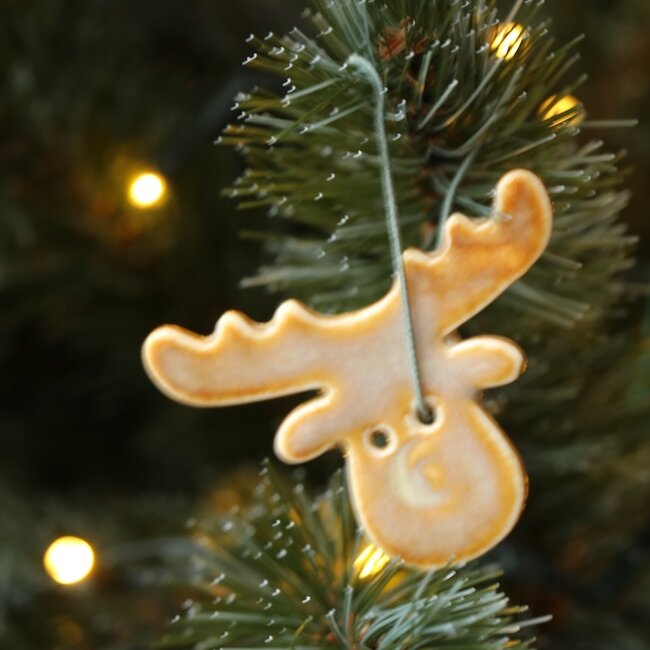 Handgemaakt hert in porselein afgewerkt met een bruine glazuur