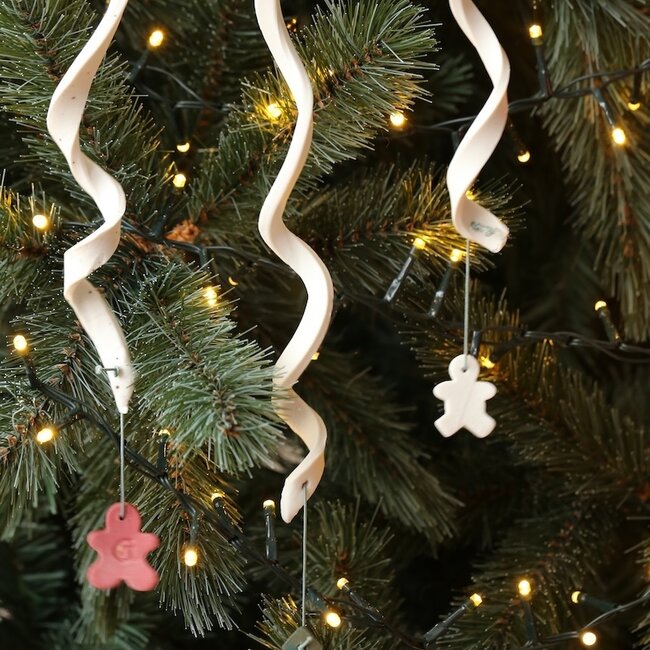 Handgemaakte ijspegel in porselein afgewerkt met een kerstitem