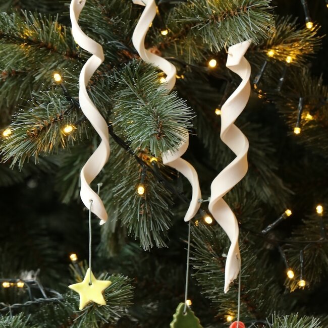 Handgemaakte ijspegel in porselein afgewerkt met een kerstitem