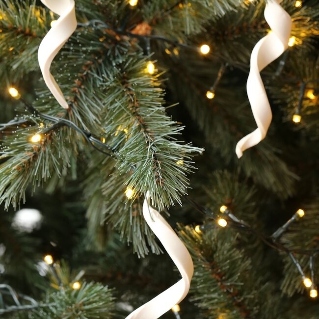 Handgemaakte ijspegel in porselein afgewerkt met een kerstitem