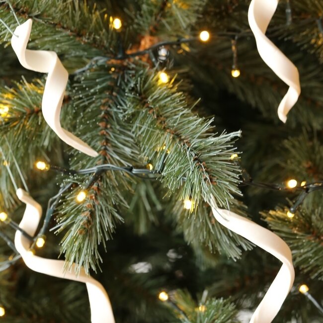 Handgemaakte ijspegel in porselein afgewerkt met een kerstitem