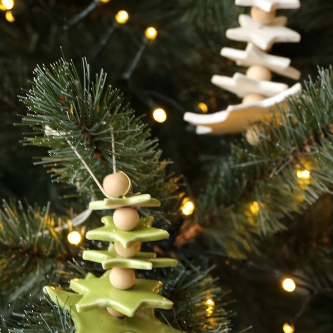 Handgemaakte kerstboom in porselein afgewerkt met houten parels