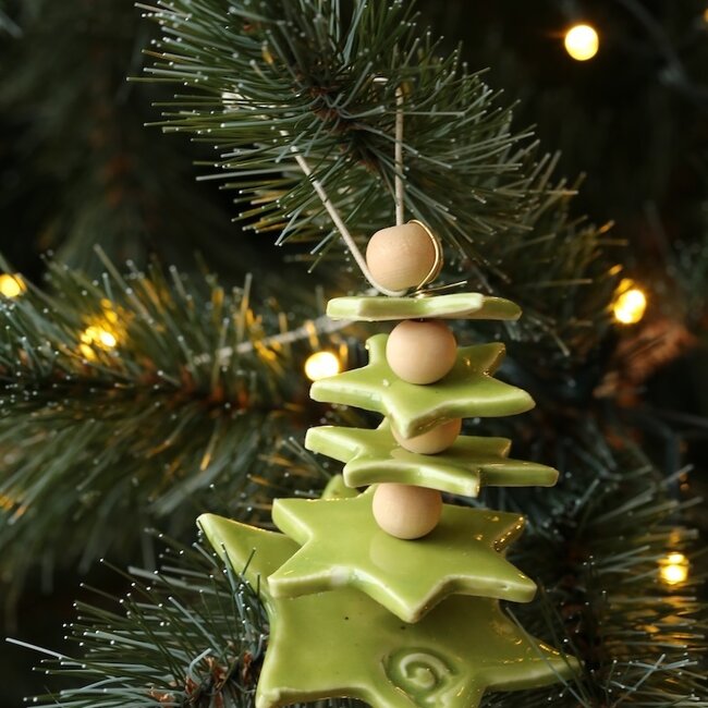 Handgemaakte kerstboom in porselein afgewerkt met houten parels