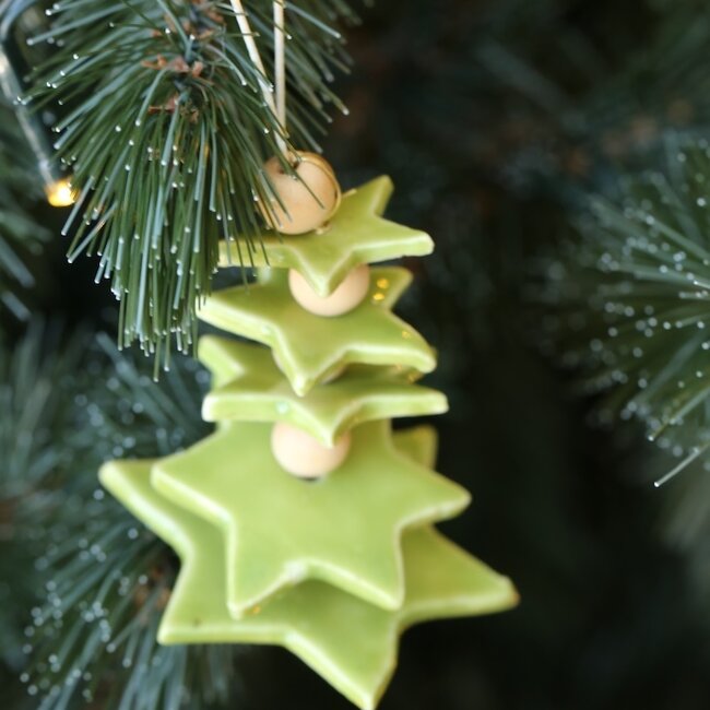 Handgemaakte kerstboom in porselein afgewerkt met houten parels