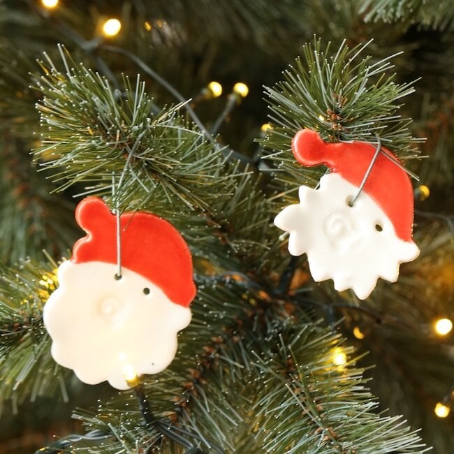 Handgemaakte kerstman in porselein afgewerkt met een rode glazuur