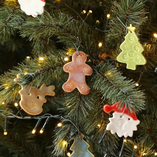 Père Noël en porcelaine fait main, recouvert d'un vernis rouge