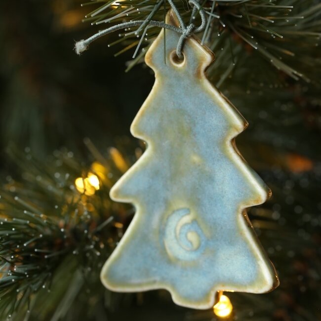 Handgemaakte kerstboom in porselein afgewerkt met lichtgroene of munt glazuur