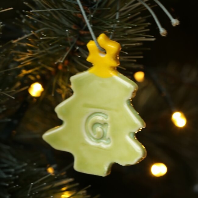 Handgemaakte kerstboom in porselein afgewerkt met lichtgroene of munt glazuur