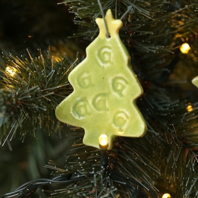 Sapin de Noël artisanal en porcelaine, fini avec un émail vert clair ou menthe